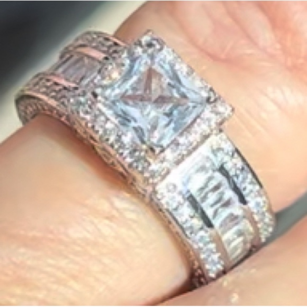 Beautiful engagement ring . Silver plated